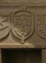 Tres Escudos y Inscripciones - Adentro de la Iglesia de Abalos